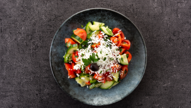šopska salata, Srbija, Bugarska, svet, gastronomija, leto, salate, paradajz, krastavci, hrana, osveženje, destinacije, Gastro kutak, Balkan travel, 2025, shopska salad, Bulgaria, Serbia, salad, summer, vegetables, tomato, cucumber, gastronomy, Gastro corner, world