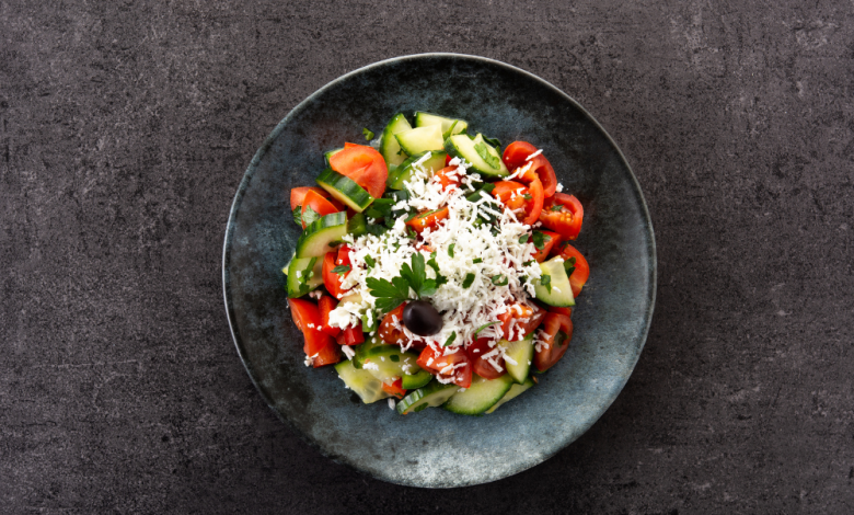 šopska salata, Srbija, Bugarska, svet, gastronomija, leto, salate, paradajz, krastavci, hrana, osveženje, destinacije, Gastro kutak, Balkan travel, 2025, shopska salad, Bulgaria, Serbia, salad, summer, vegetables, tomato, cucumber, gastronomy, Gastro corner, world