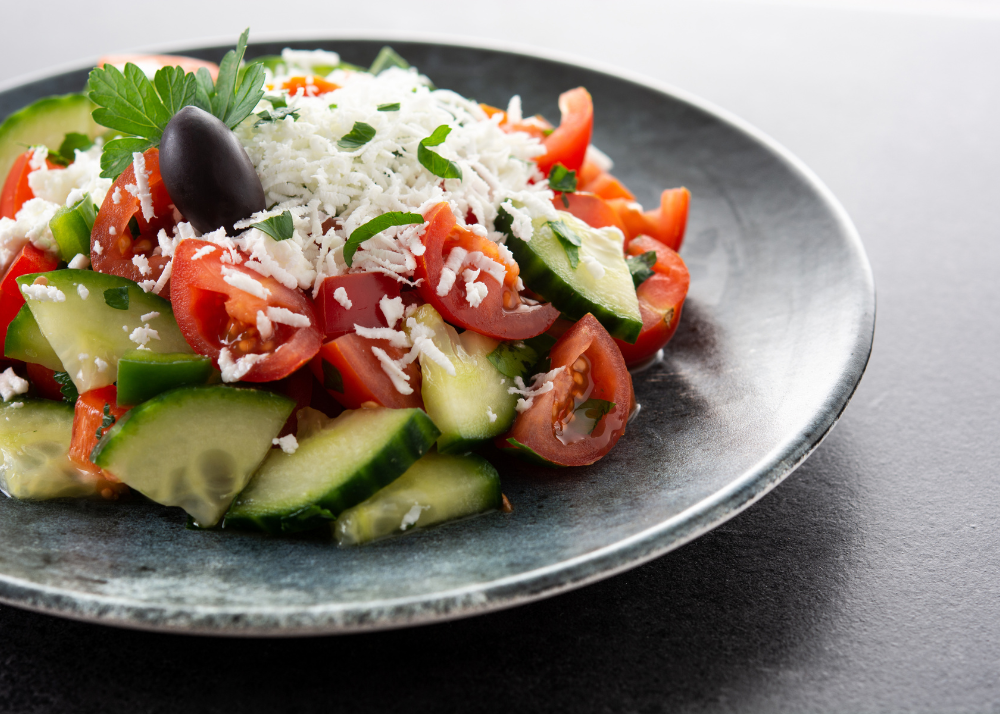 šopska salata, Srbija, Bugarska, svet, gastronomija, leto, salate, paradajz, krastavci, hrana, osveženje, destinacije, Gastro kutak, Balkan travel, 2025, shopska salad, Bulgaria, Serbia, salad, summer, vegetables, tomato, cucumber, gastronomy, Gastro corner, world