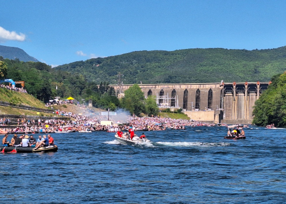 Drinska regata, 31, manifestacija, karneval na vodi, uživanje, tradicija, splavovi, Drina, Perućac, muzika, zabava, Srbija, manifestacija, atrakcija, destinacija, Balkan travel, Bajina Bašta, turistička organizacija, Tara-Drina, ekologija, Mozzart, Fondacija, 2025, Serbia, river, carneval, fun, party, news, vesti, regatta
