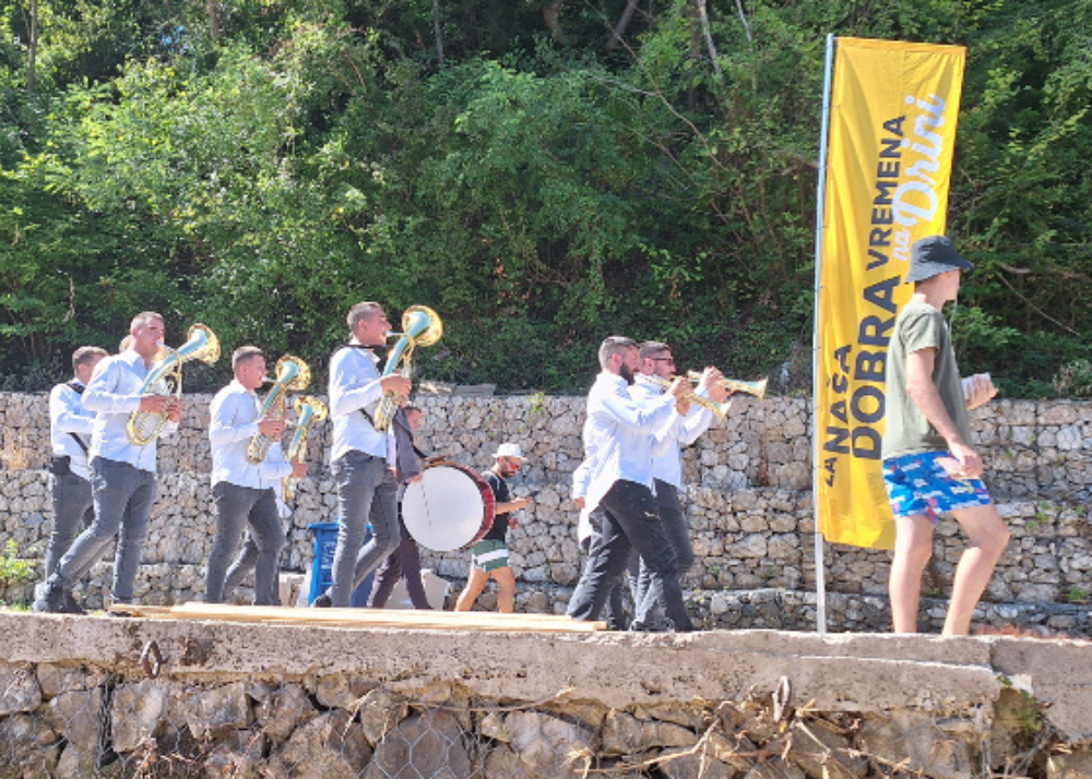 Drinska regata, 31, manifestacija, karneval na vodi, uživanje, tradicija, splavovi, Drina, Perućac, muzika, zabava, Srbija, manifestacija, atrakcija, destinacija, Balkan travel, Bajina Bašta, turistička organizacija, Tara-Drina, ekologija, Mozzart, Fondacija, 2025, Serbia, river, carneval, fun, party, news, vesti, regatta