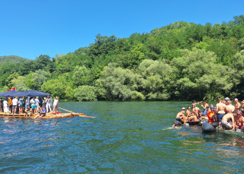 Drinska regata, 31, manifestacija, karneval na vodi, uživanje, tradicija, splavovi, Drina, Perućac, muzika, zabava, Srbija, manifestacija, atrakcija, destinacija, Balkan travel, Bajina Bašta, turistička organizacija, Tara-Drina, ekologija, Mozzart, Fondacija, 2025, Serbia, river, carneval, fun, party, news, vesti, regatta