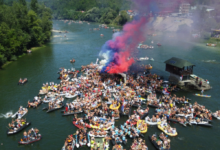 Drinska regata, 31, manifestacija, karneval na vodi, uživanje, tradicija, splavovi, Drina, Perućac, muzika, zabava, Srbija, manifestacija, atrakcija, destinacija, Balkan travel, Bajina Bašta, turistička organizacija, Tara-Drina, ekologija, Mozzart, Fondacija, 2025, Serbia, river, carneval, fun, party, news, vesti, regatta