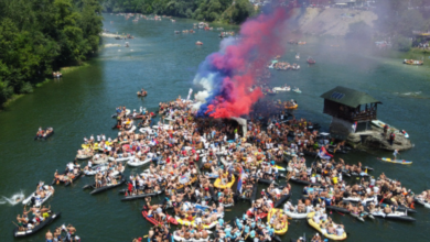 Drinska regata, 31, manifestacija, karneval na vodi, uživanje, tradicija, splavovi, Drina, Perućac, muzika, zabava, Srbija, manifestacija, atrakcija, destinacija, Balkan travel, Bajina Bašta, turistička organizacija, Tara-Drina, ekologija, Mozzart, Fondacija, 2025, Serbia, river, carneval, fun, party, news, vesti, regatta