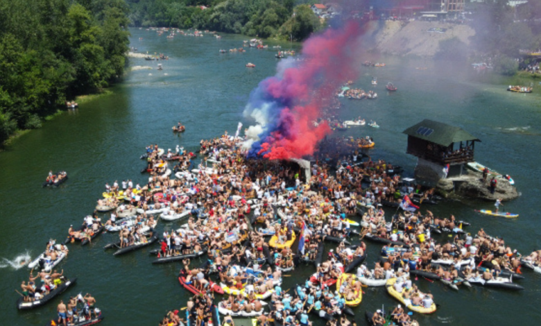 Drinska regata, 31, manifestacija, karneval na vodi, uživanje, tradicija, splavovi, Drina, Perućac, muzika, zabava, Srbija, manifestacija, atrakcija, destinacija, Balkan travel, Bajina Bašta, turistička organizacija, Tara-Drina, ekologija, Mozzart, Fondacija, 2025, Serbia, river, carneval, fun, party, news, vesti, regatta